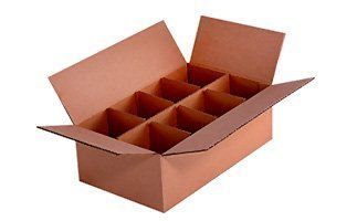 Caja de cartón marrón con divisores interiores creando doce compartimentos, con las solapas superiores abiertas.