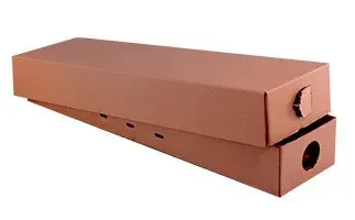 Dos cajas de cartón rectangulares marrones, una parcialmente desprendida de la otra. Cada caja tiene un agujero redondo en un extremo.