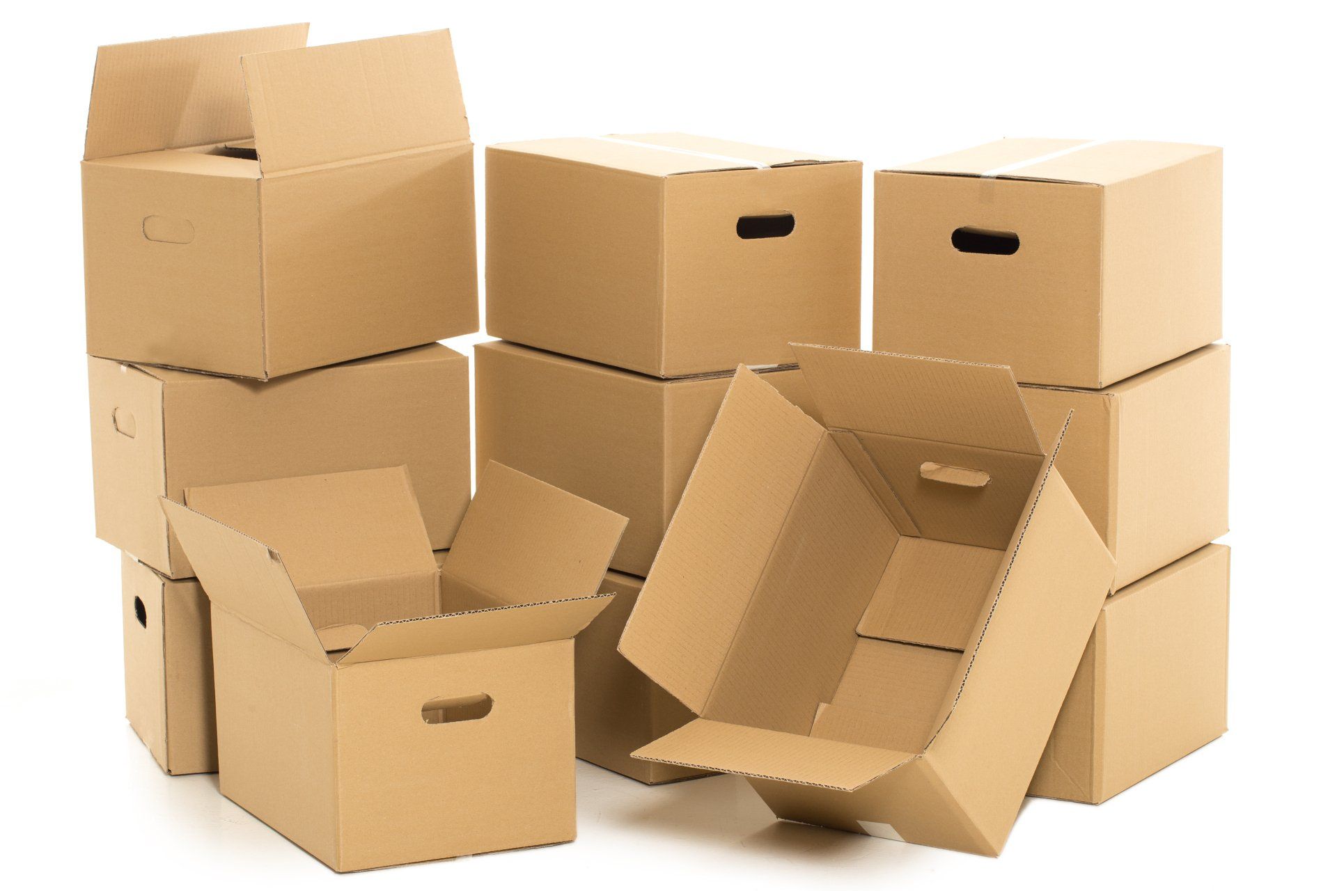Cajas de cartón para mudanzas, algunas apiladas, con asas, otras abiertas.