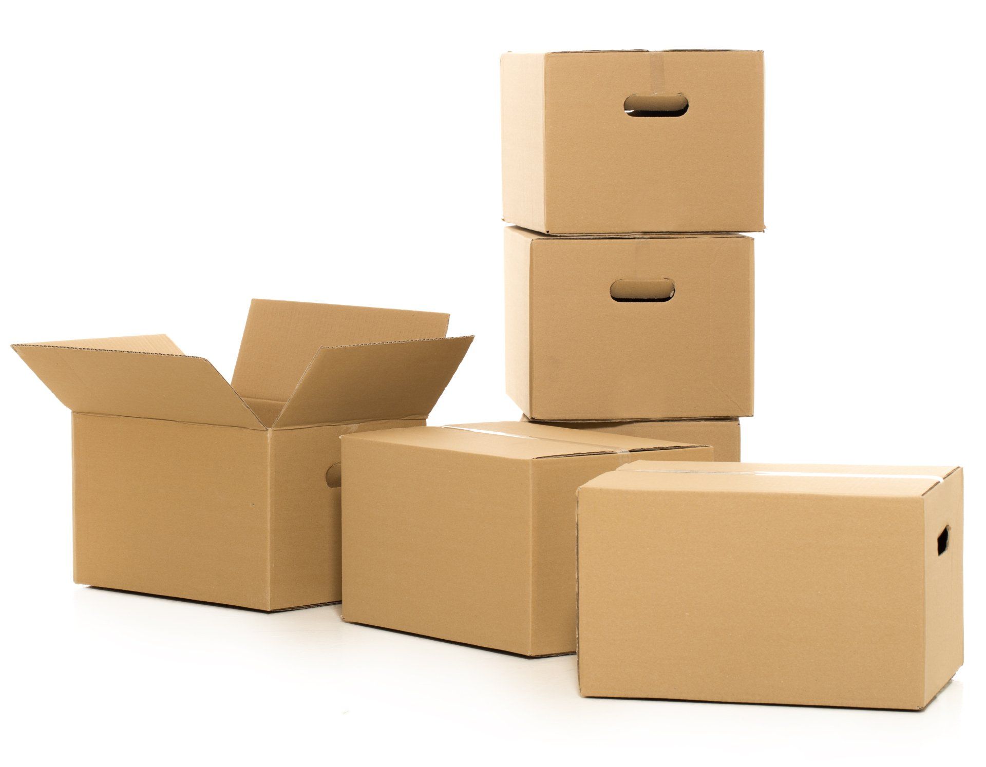 Cajas de cartón para mudanza, algunas apiladas, una abierta. Fondo blanco.
