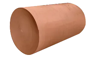 Cilindro grande de cartón marrón, posiblemente un rollo de papel o material de embalaje.