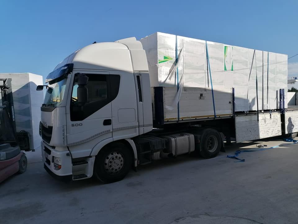 Camion bianco che trasporta grandi blocchi