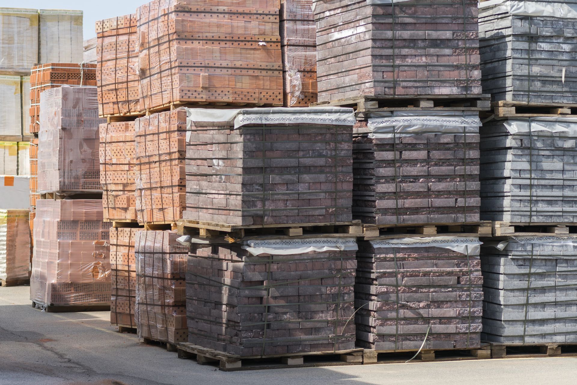 Pile di mattoni su pallet