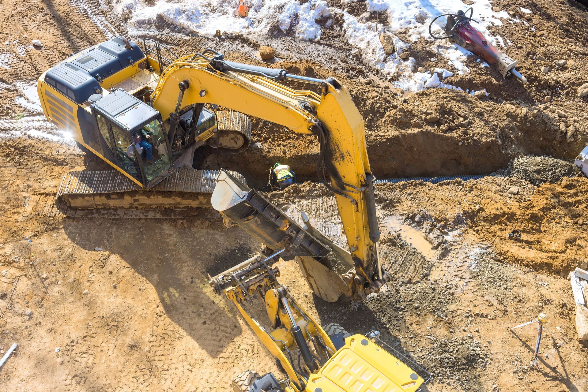 Escavatore giallo che scava in un cantiere
