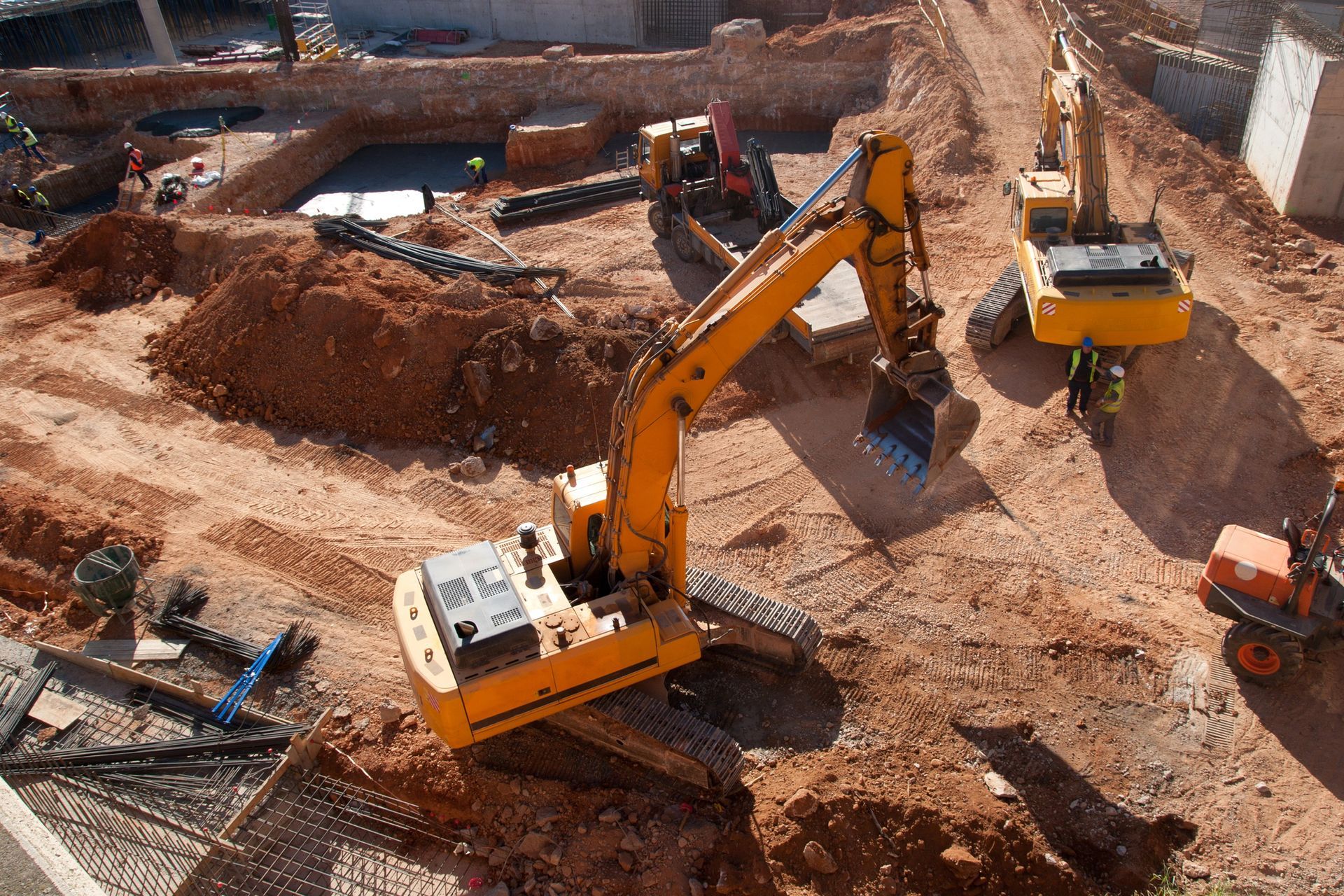 Cantiere con escavatori gialli