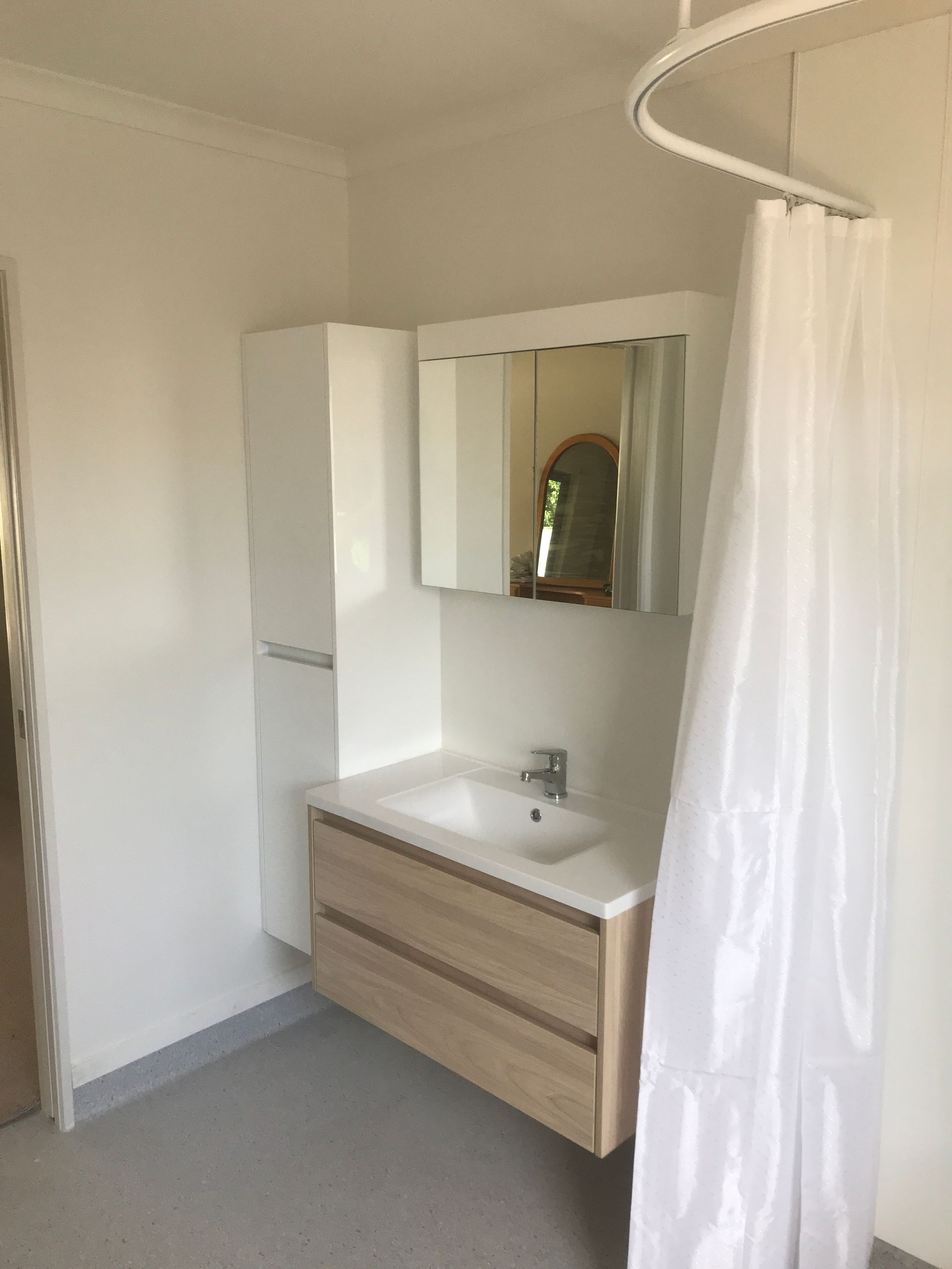 bright and light bathroom 