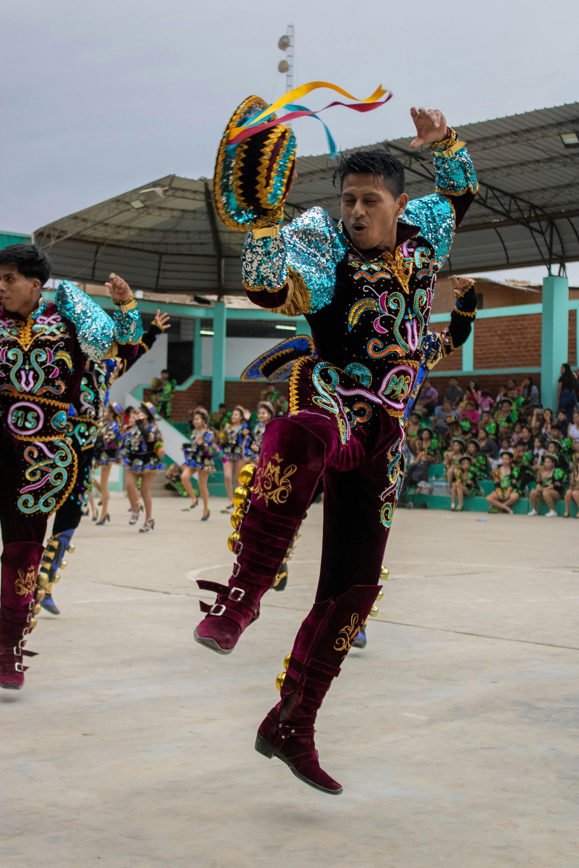 Un hombre con un traje colorido está saltando en el aire.