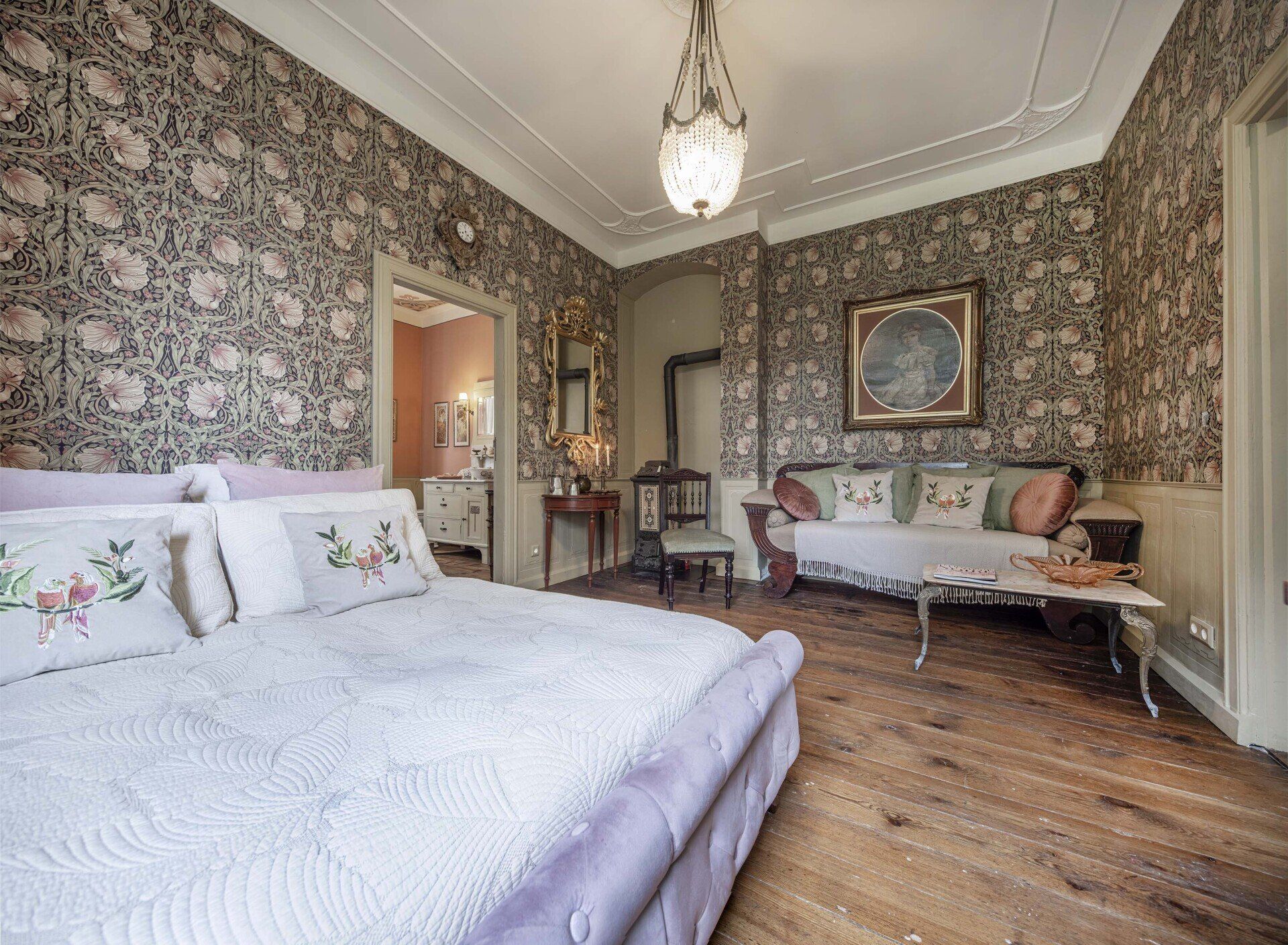 Historisches Gutshaus in Mecklenburg mit Parkanlage. Nostalisches Interior Design mit Antiquitäten.