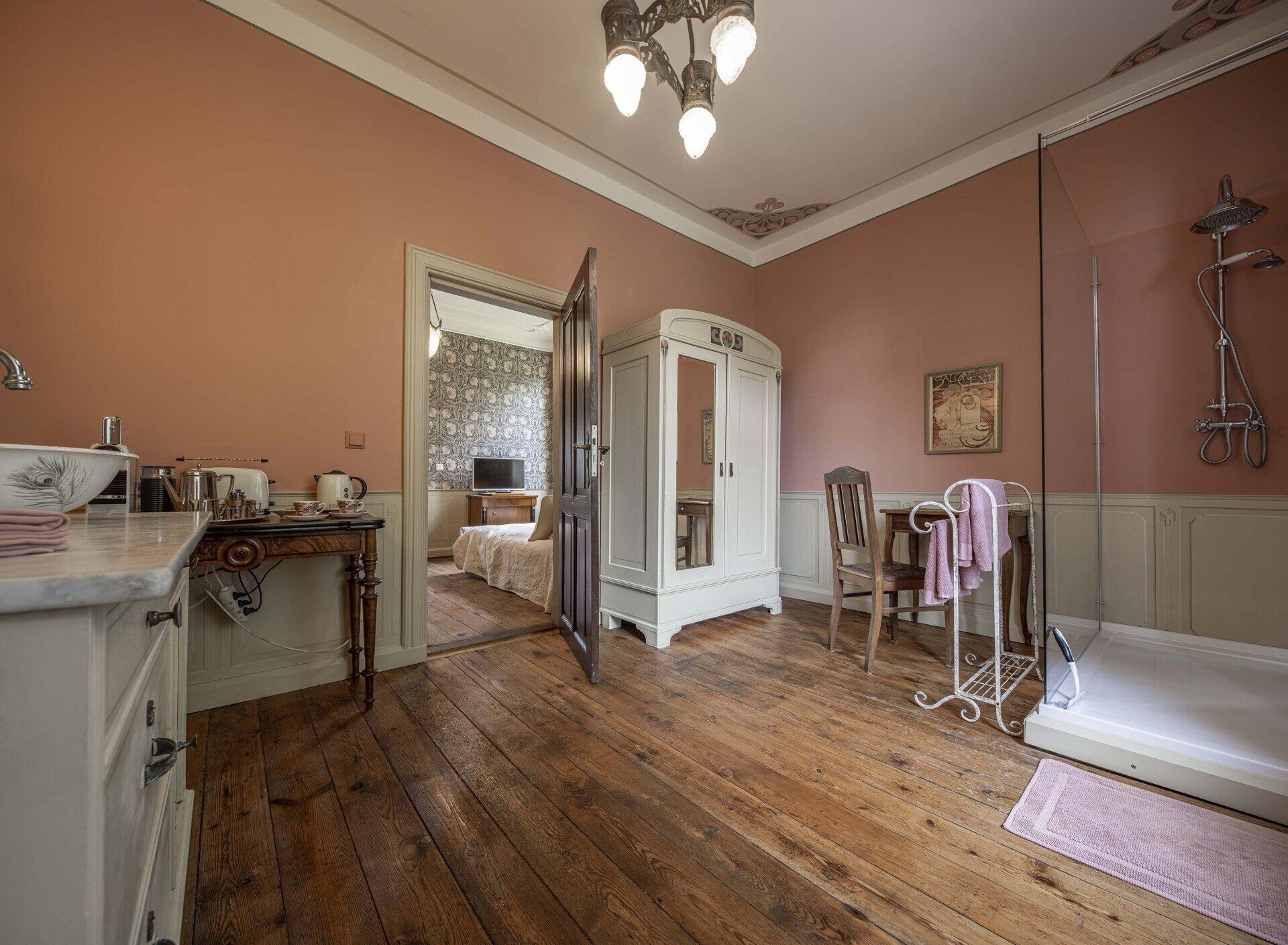 Historisches Gutshaus in Mecklenburg mit Parkanlage. Nostalisches Interior Design mit Antiquitäten.