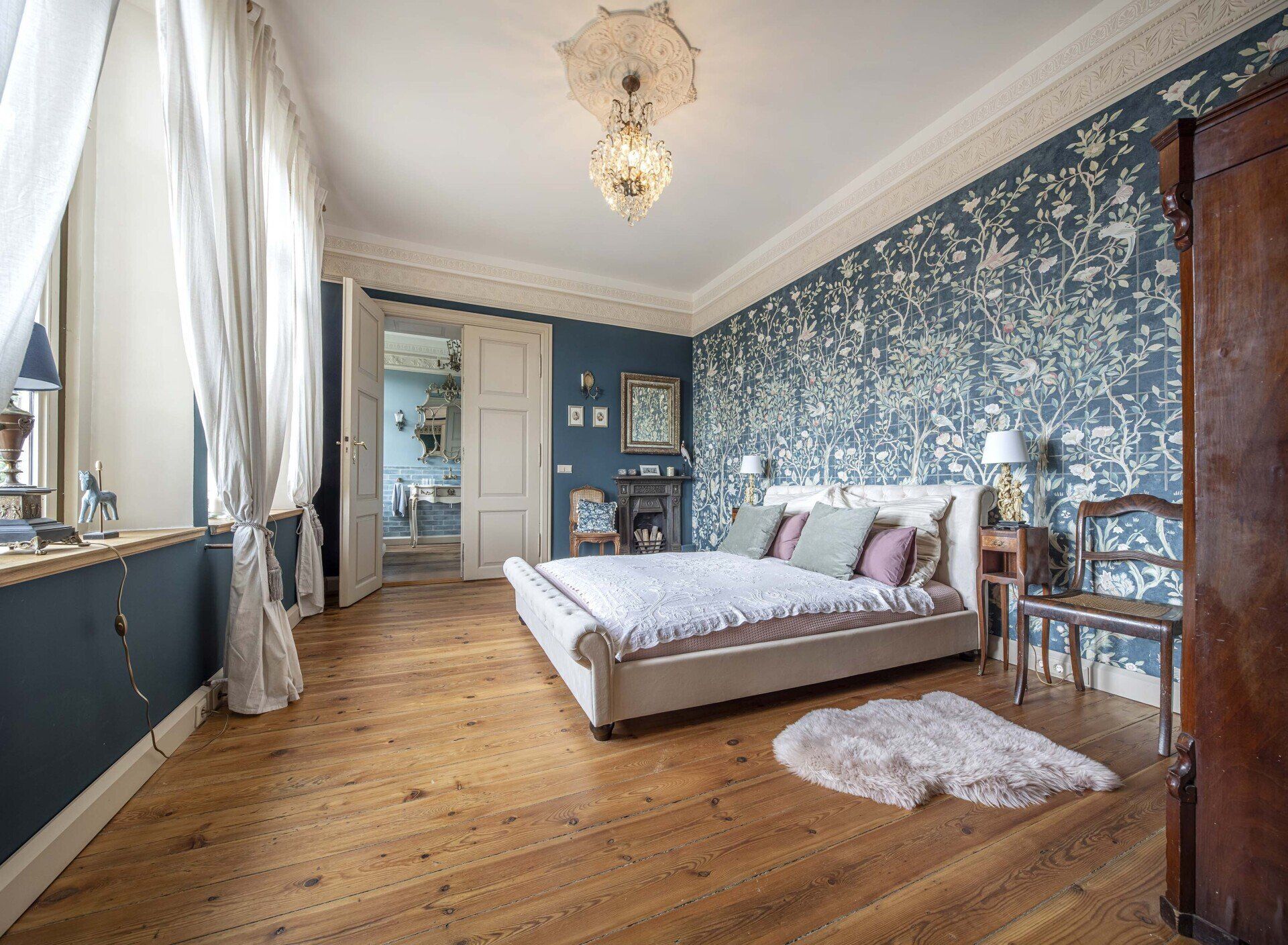 Historisches Gutshaus in Mecklenburg mit Parkanlage. Nostalisches Interior Design mit Antiquitäten.