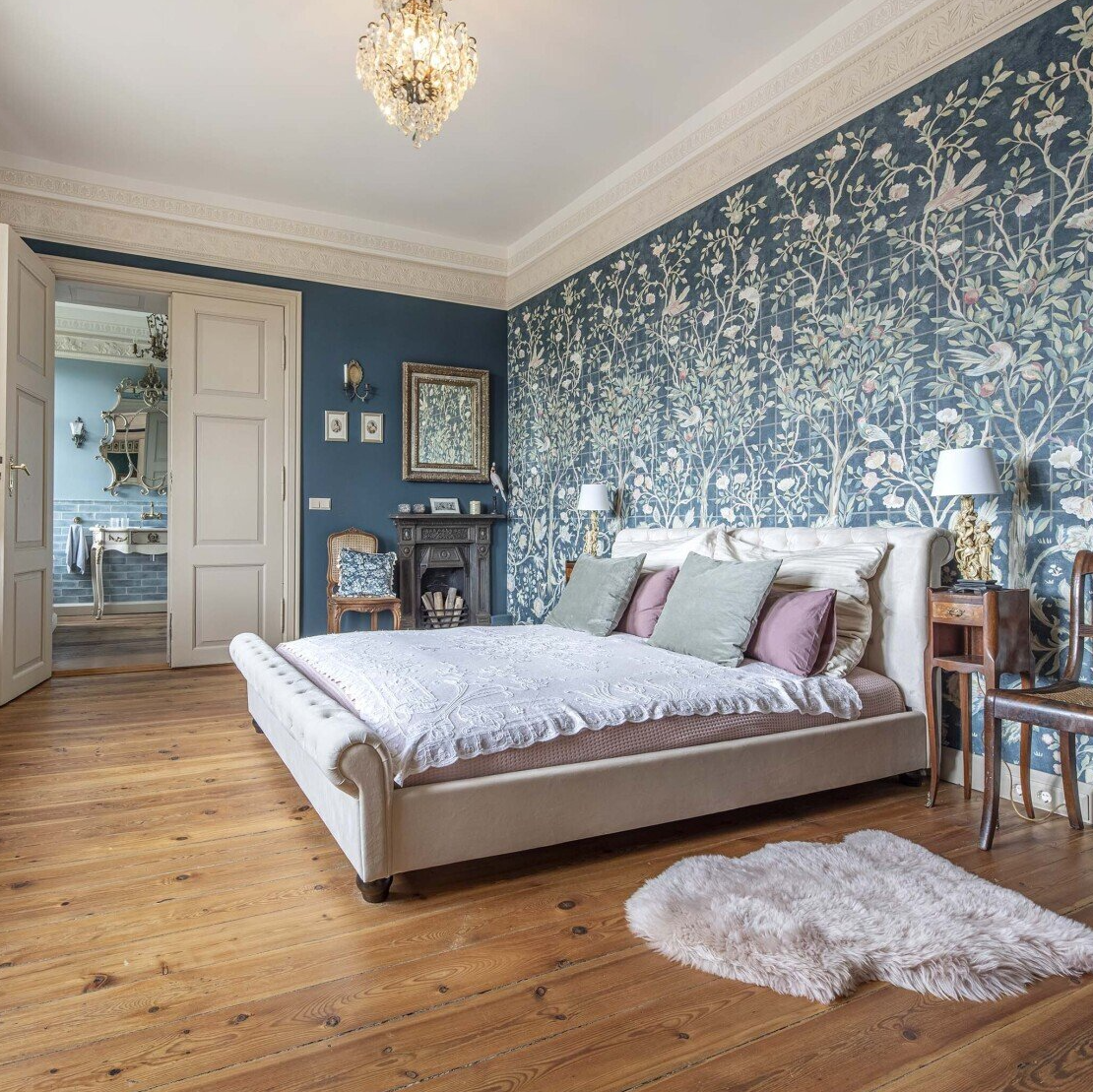Historisches Gutshaus in Mecklenburg mit Parkanlage. Nostalisches Interior Design mit Antiquitäten.
