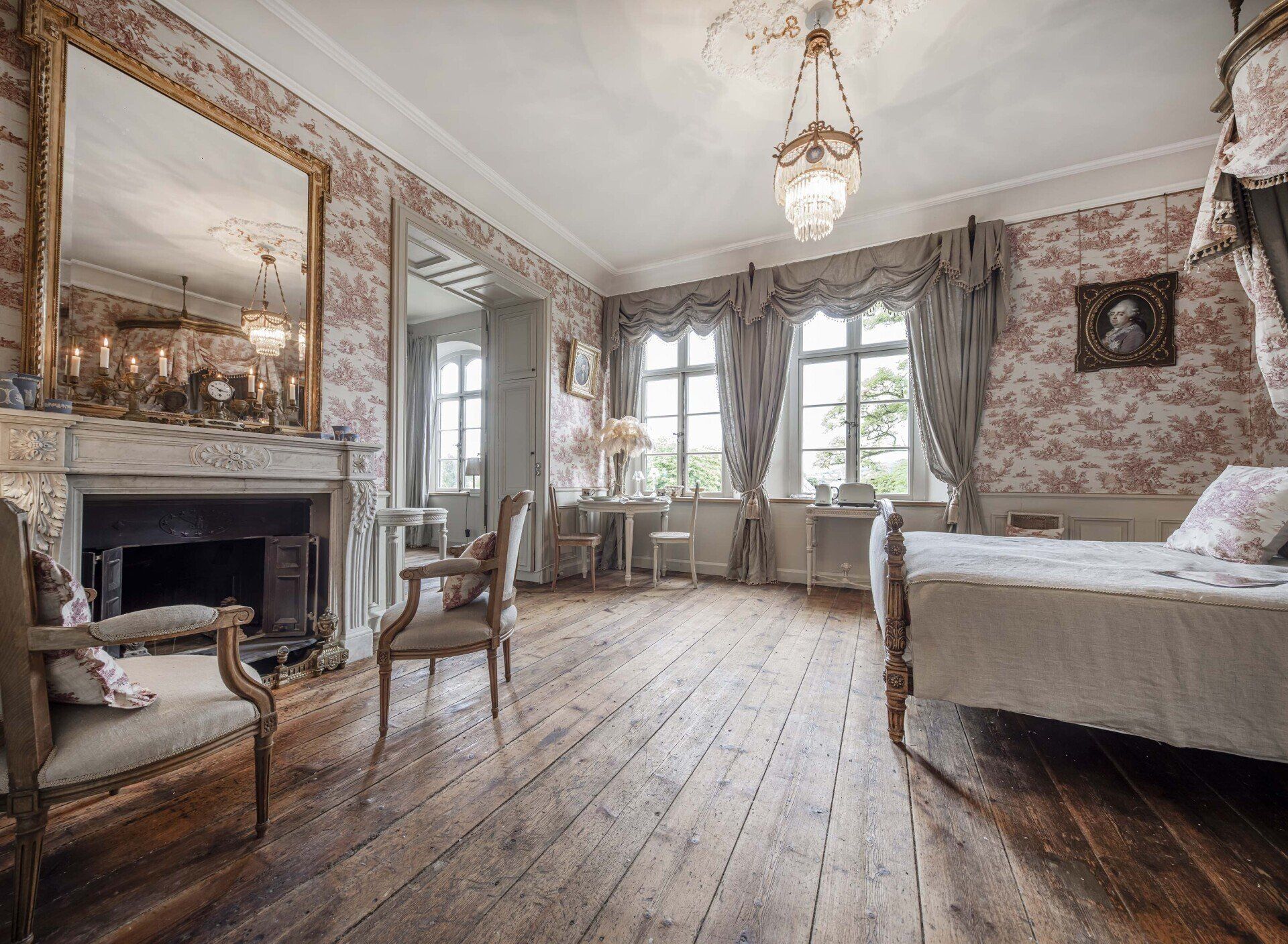 Historisches Gutshaus in Mecklenburg mit Parkanlage. Nostalisches Interior Design mit Antiquitäten.