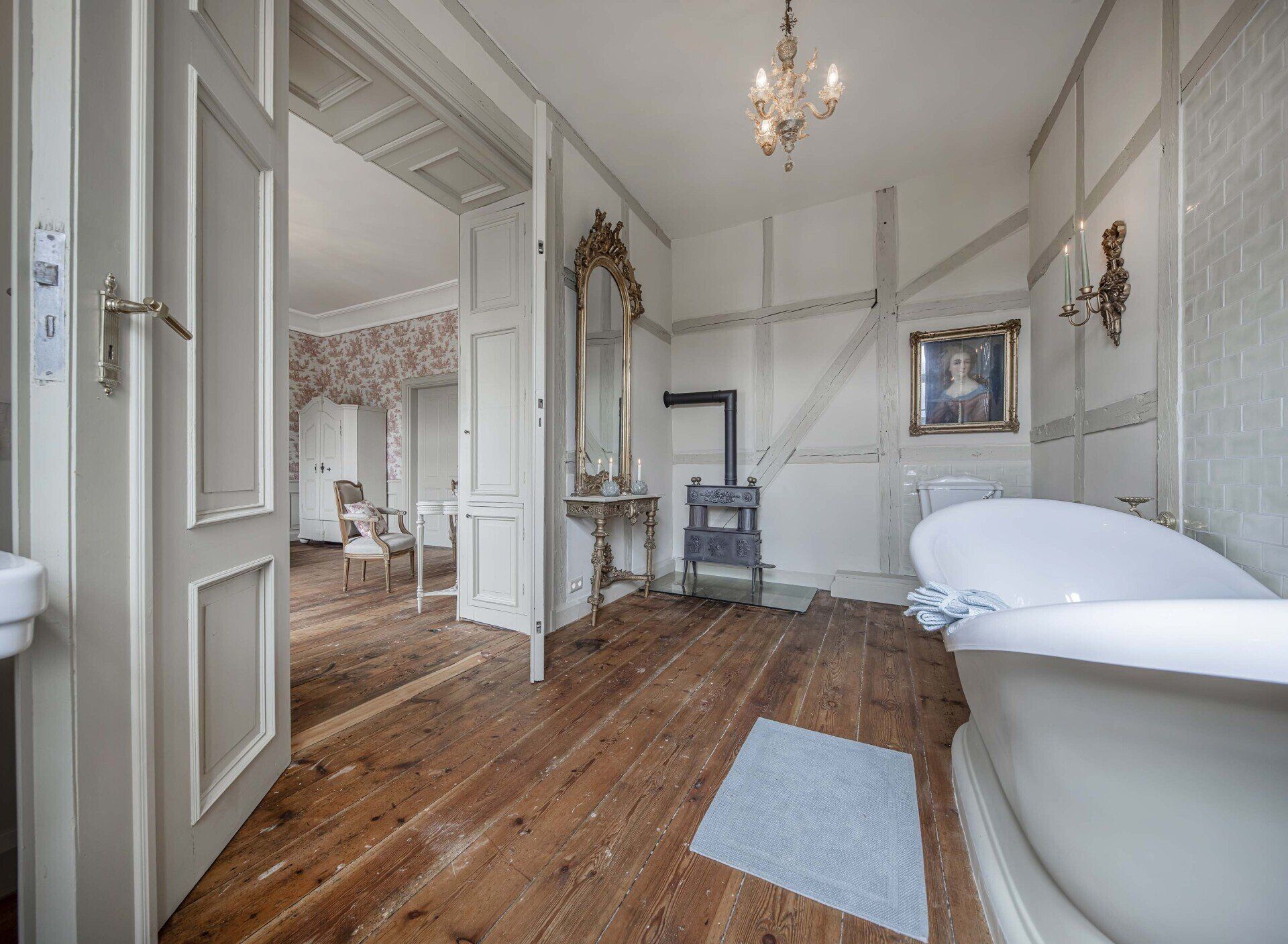 Historisches Gutshaus in Mecklenburg mit Parkanlage. Nostalisches Interior Design mit Antiquitäten.