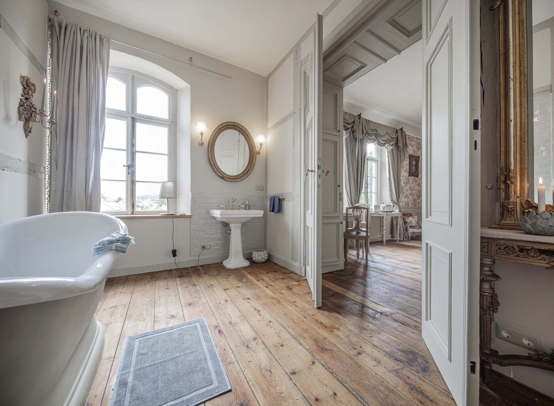 Historisches Gutshaus in Mecklenburg mit Parkanlage. Nostalisches Interior Design mit Antiquitäten.