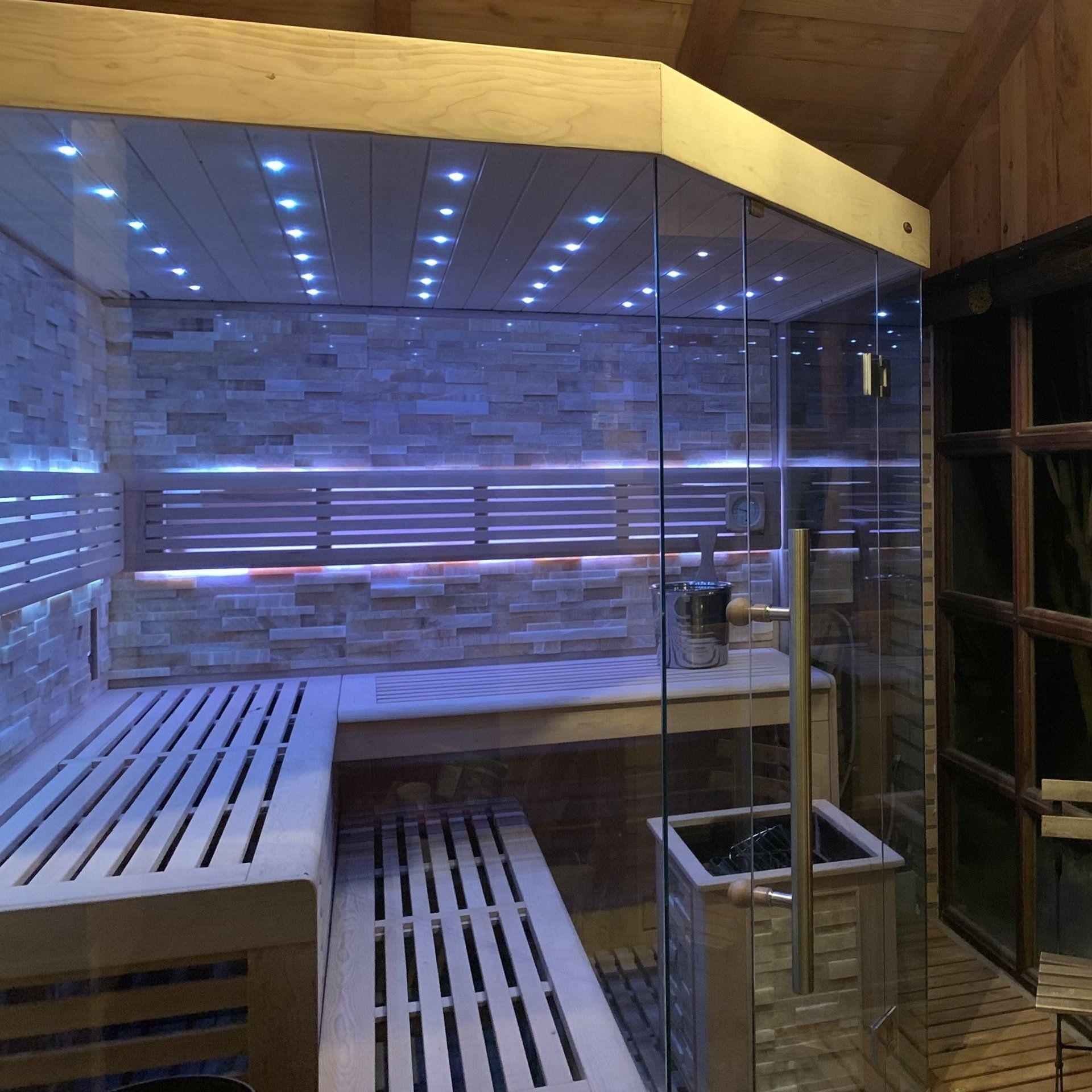 Sauna und Spa in historischem Gutshaus mit Parkblick und Zeit für gemeinsame Momente.