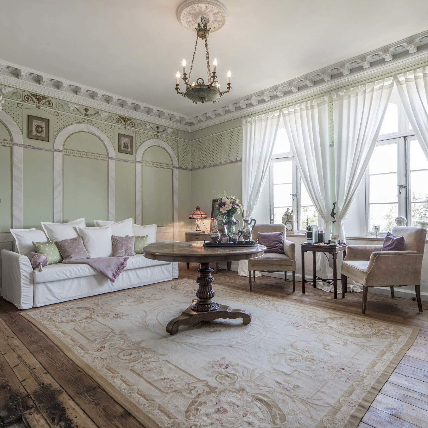 Historisches Gutshaus in Mecklenburg mit Parkanlage. Nostalisches Interior Design mit Antiquitäten.