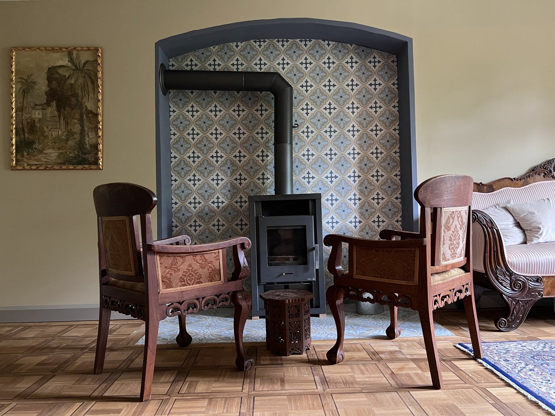 Historisches Gutshaus in Mecklenburg mit Parkanlage. Nostalisches Interior Design mit Antiquitäten.