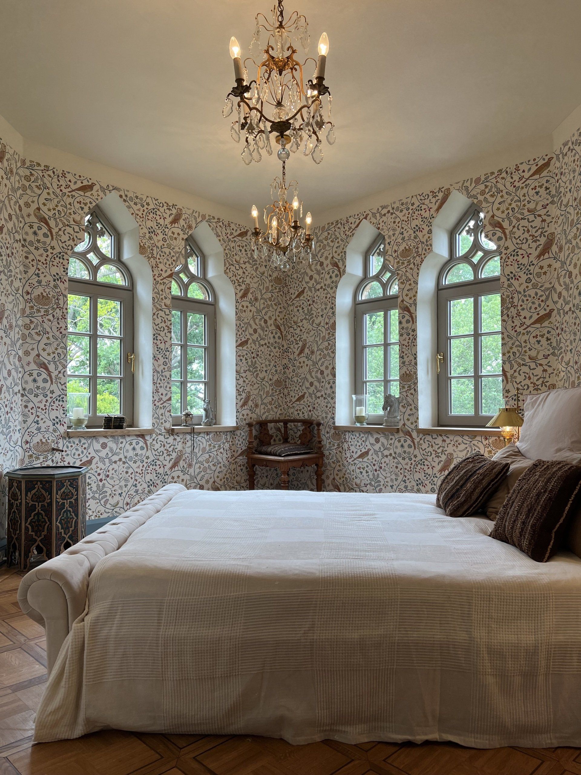 Historisches Gutshaus in Mecklenburg mit Parkanlage. Nostalisches Interior Design mit Antiquitäten.