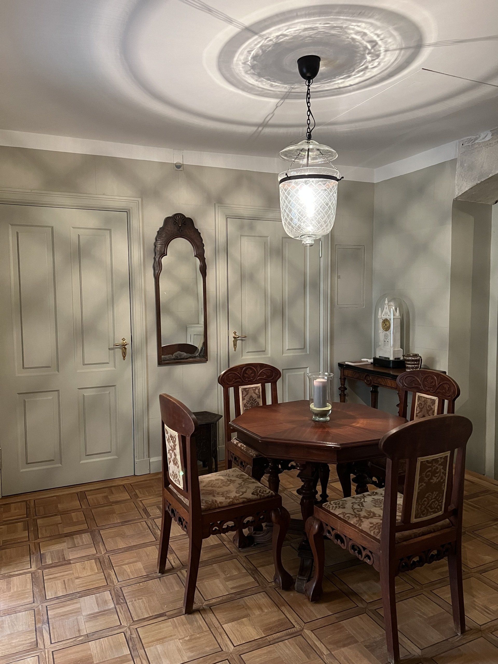 Historisches Gutshaus in Mecklenburg mit Parkanlage. Nostalisches Interior Design mit Antiquitäten.