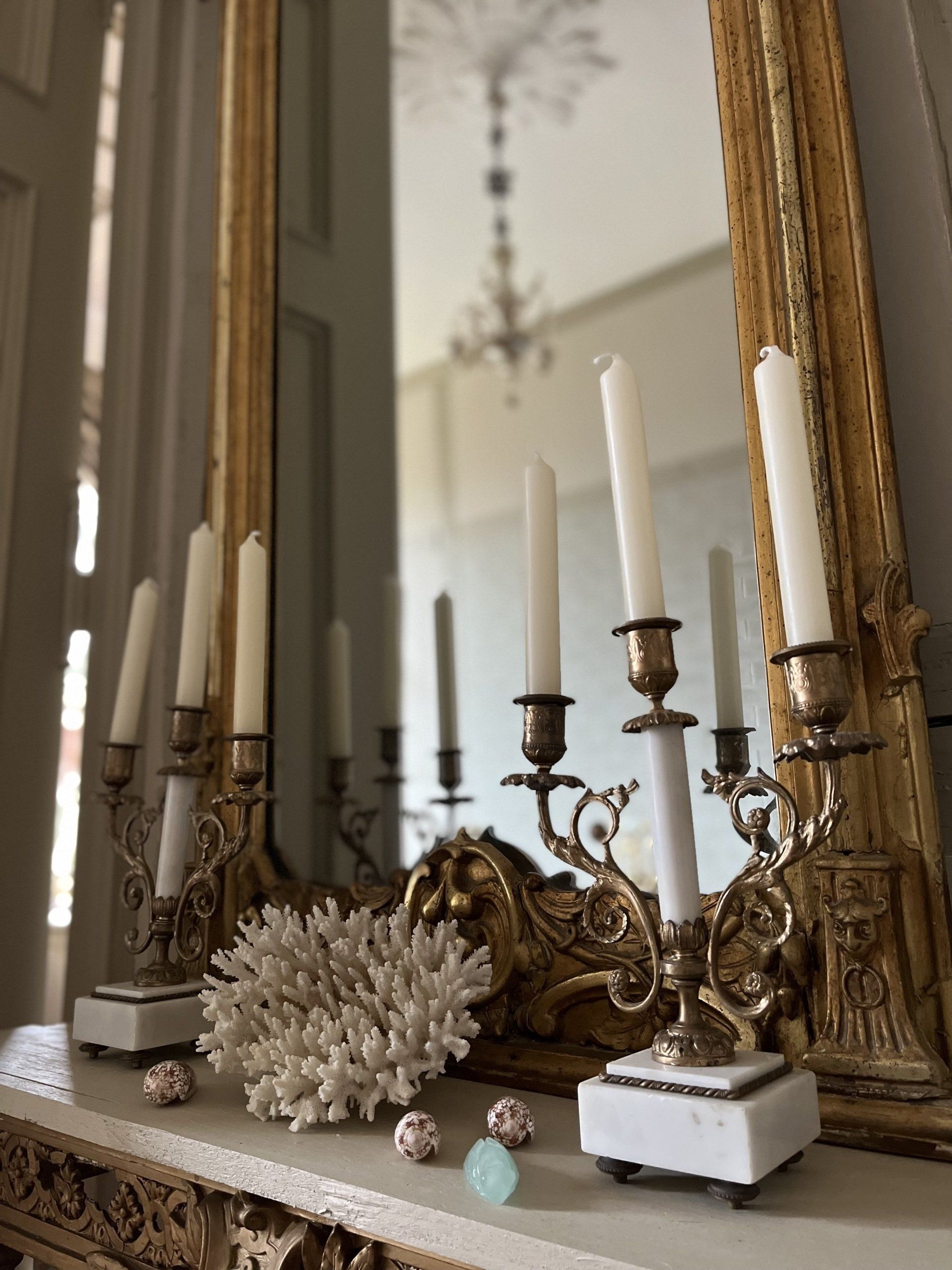 Historisches Gutshaus in Mecklenburg mit Parkanlage. Nostalisches Interior Design mit Antiquitäten.