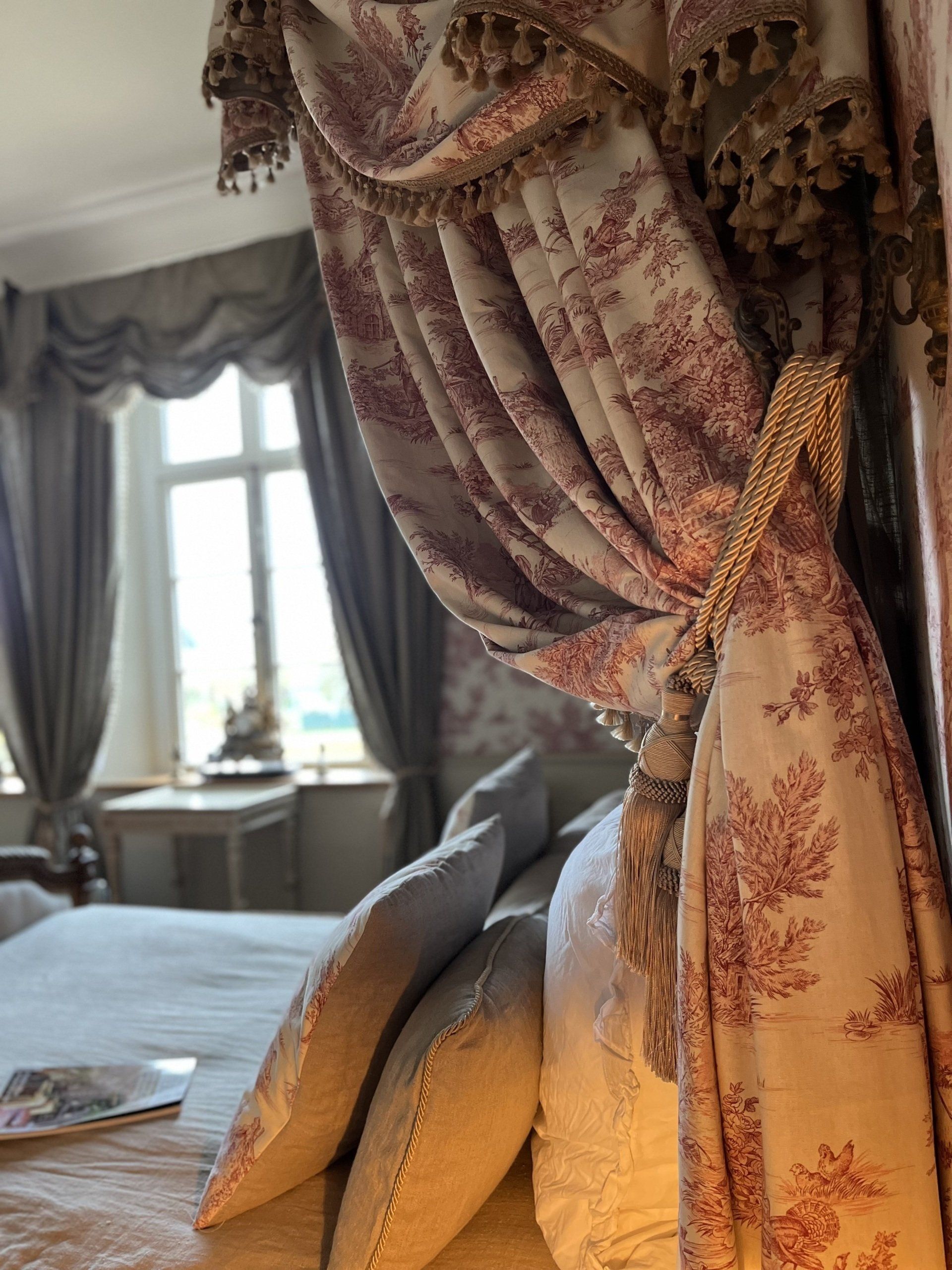 Historisches Gutshaus in Mecklenburg mit Parkanlage. Nostalisches Interior Design mit Antiquitäten.