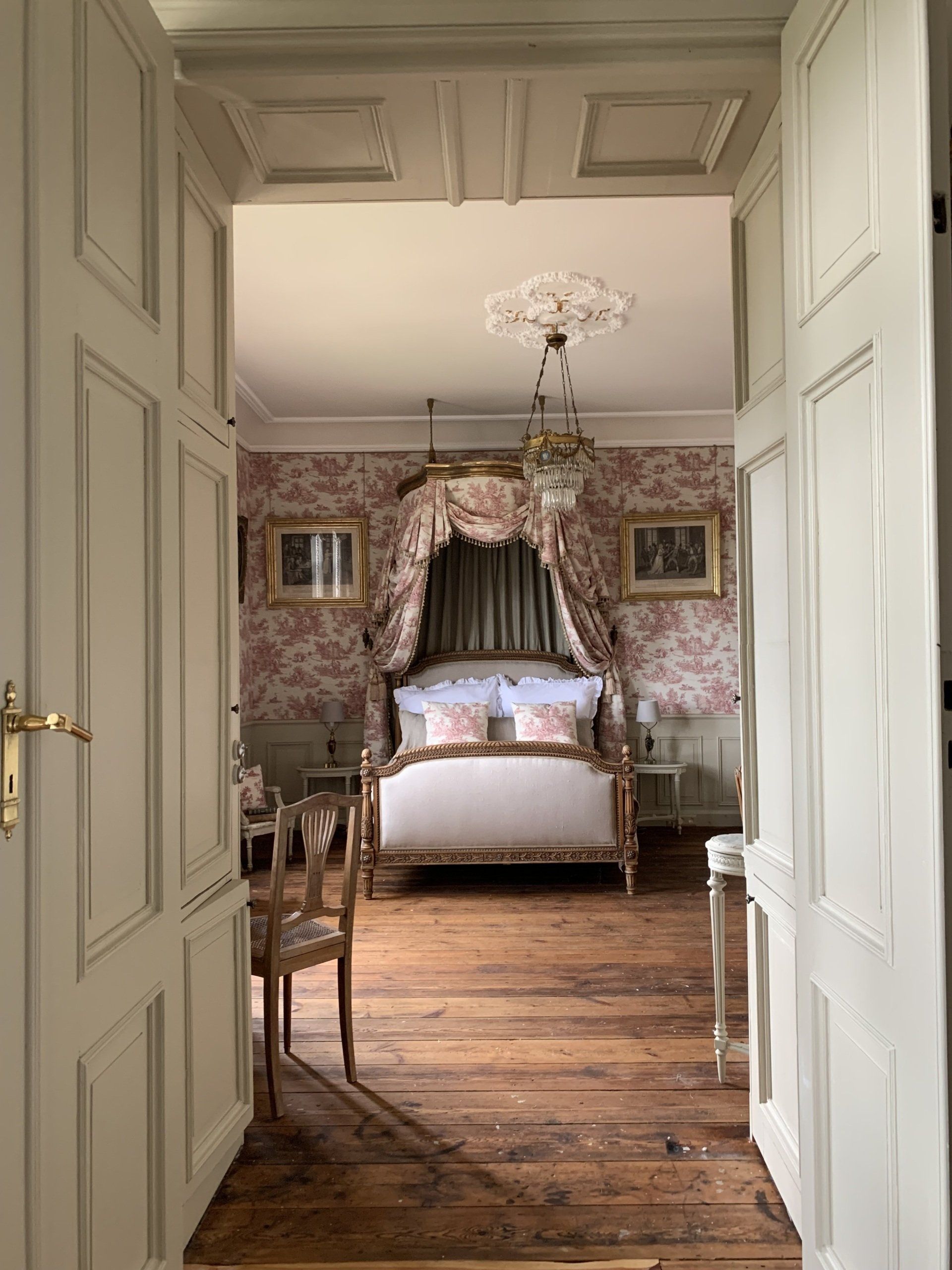 Historisches Gutshaus in Mecklenburg mit Parkanlage. Nostalisches Interior Design mit Antiquitäten.