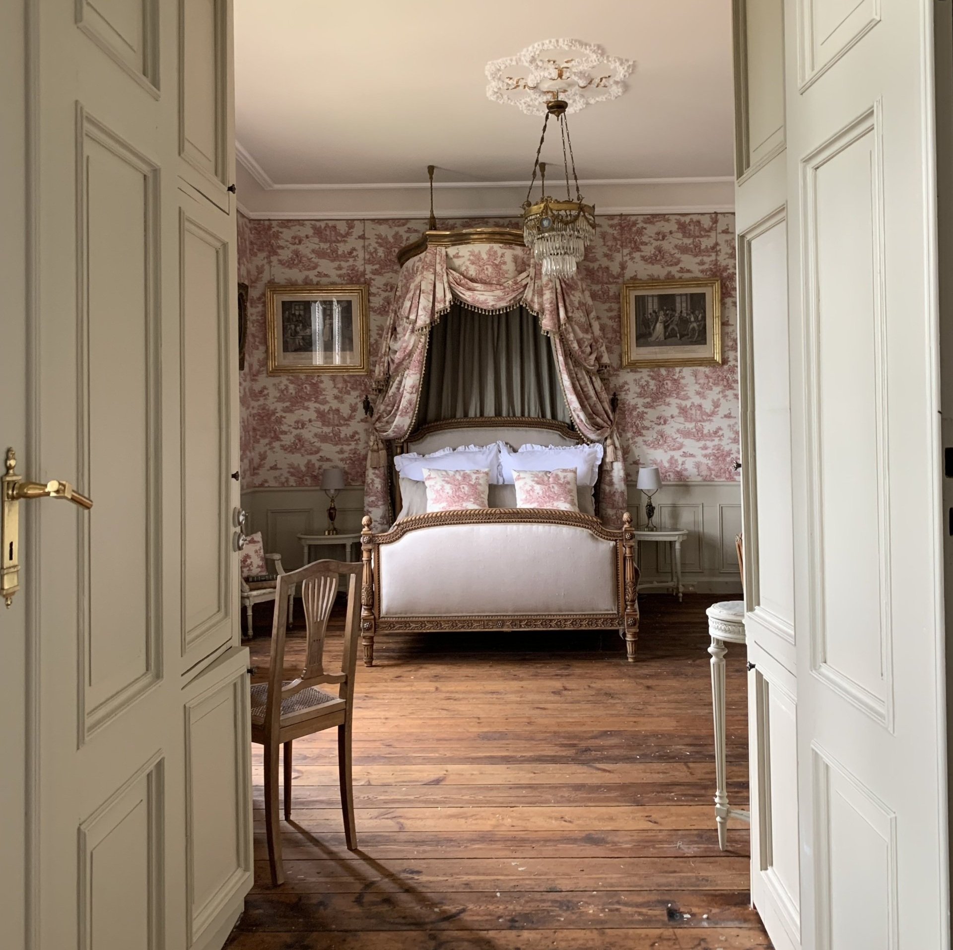 Historisches Gutshaus in Mecklenburg mit Parkanlage. Nostalisches Interior Design mit Antiquitäten.