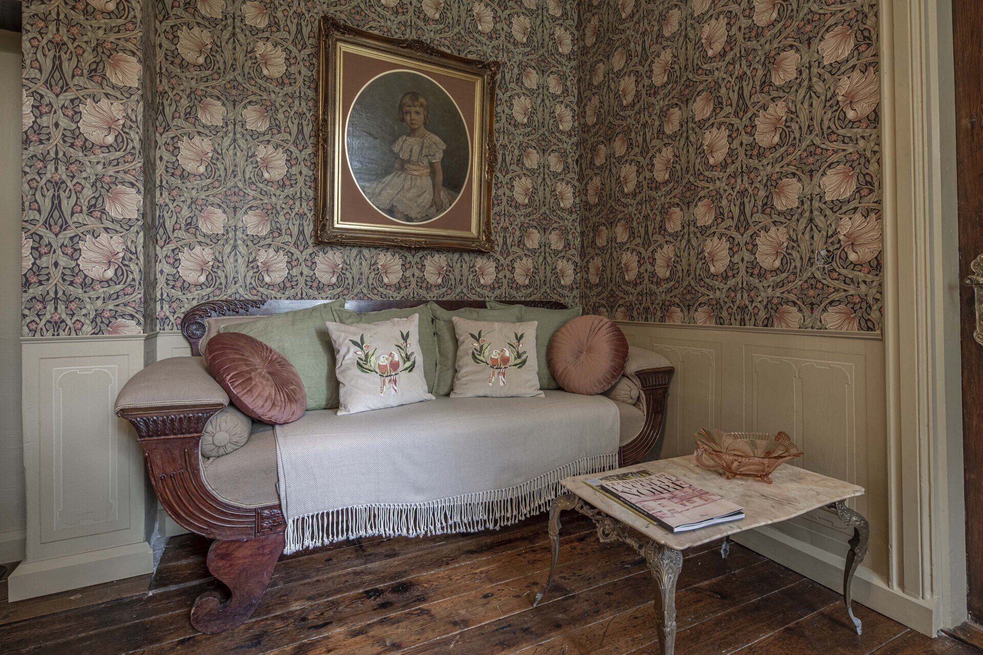 Historisches Gutshaus in Mecklenburg mit Parkanlage. Nostalisches Interior Design mit Antiquitäten.