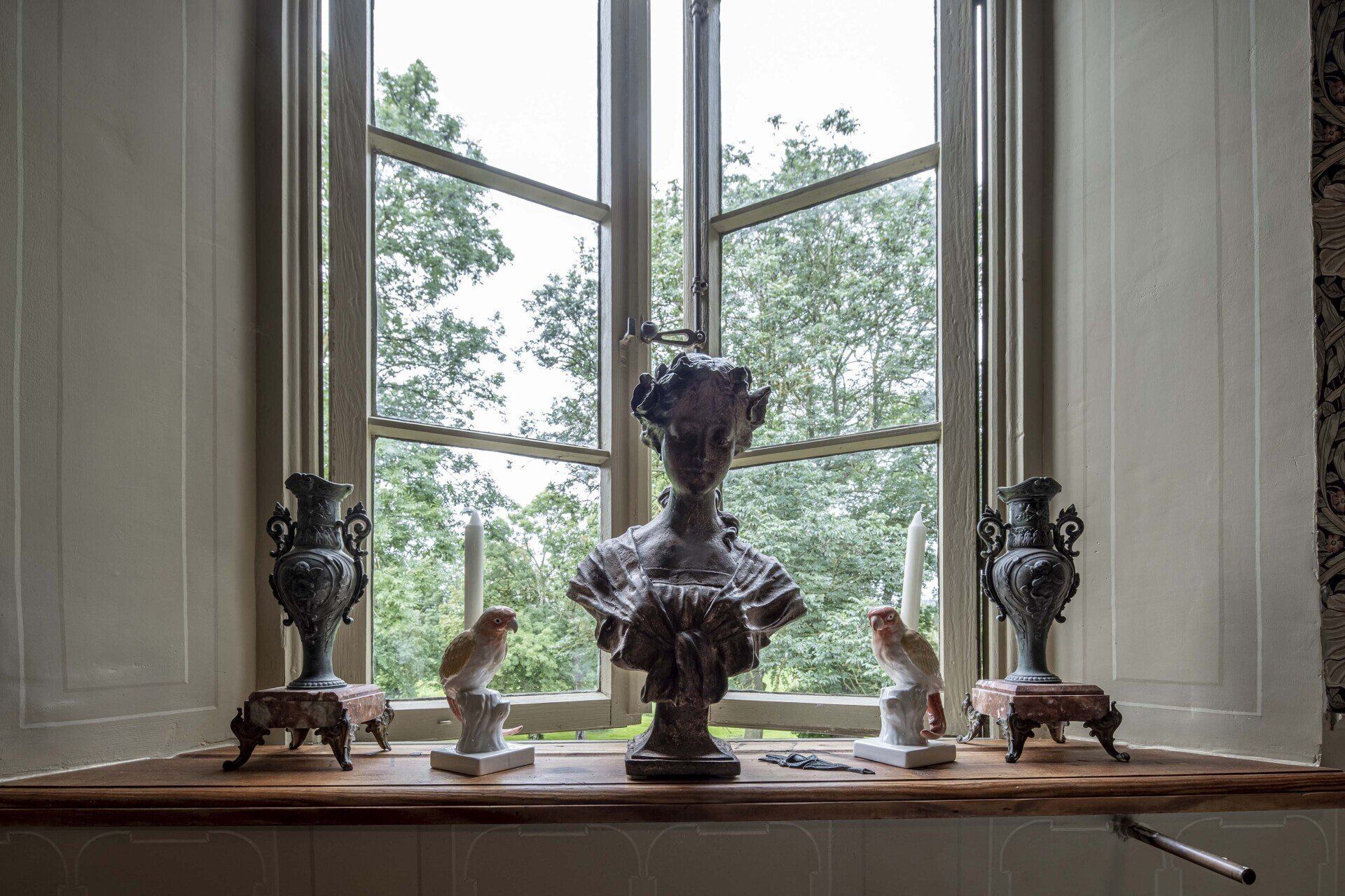 Historisches Gutshaus in Mecklenburg mit Parkanlage. Nostalisches Interior Design mit Antiquitäten.