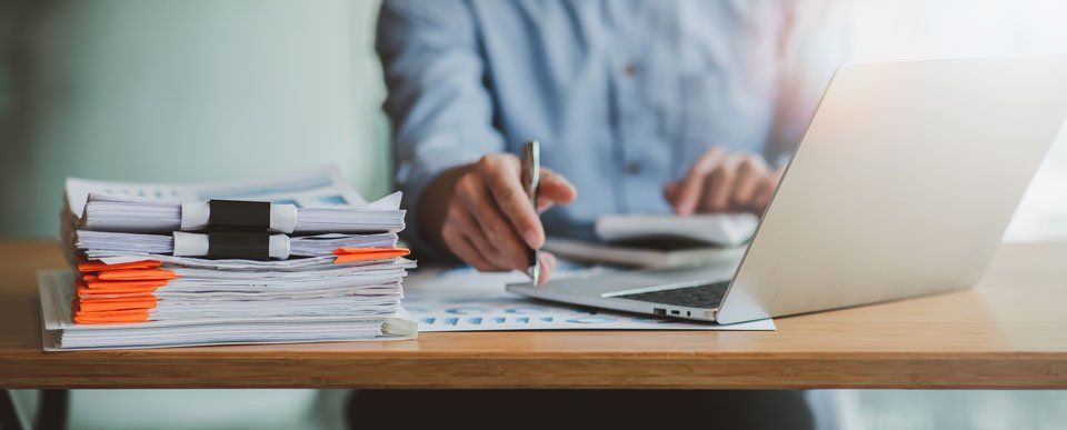 Anwalt für indisches Steuerrecht befasst sich am Schreibtisch mit Steuern