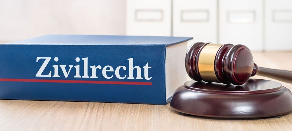 Gesetzbuch für indisches Zivilrecht mit Richterhammer