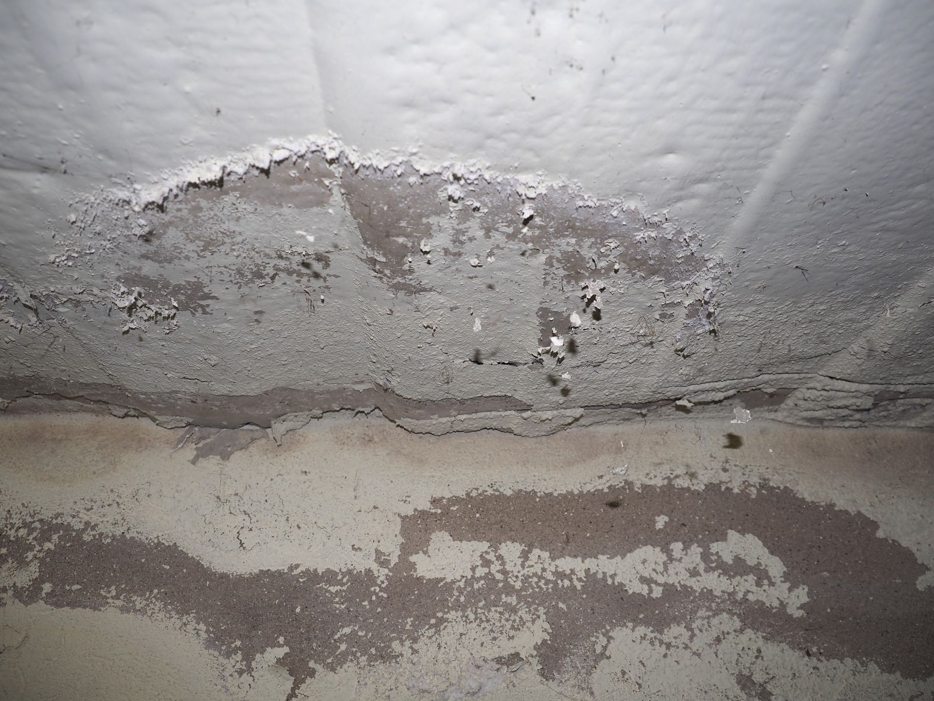 Dampness and moisture on the wall and ceiling. Dampness and moisture on the wall and ceiling.