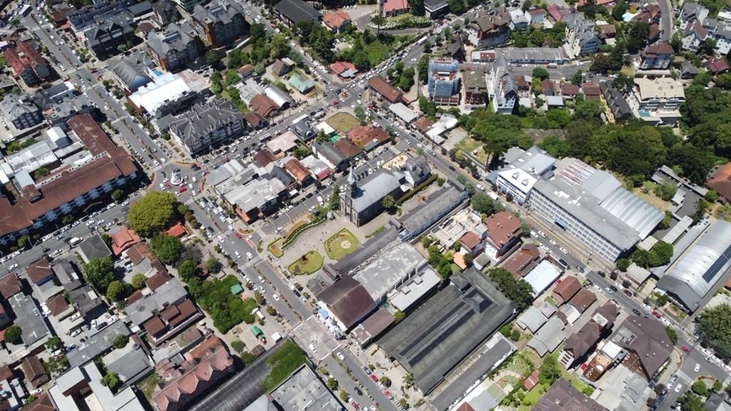 Uma vista aérea de uma cidade com muitos edifícios e árvores