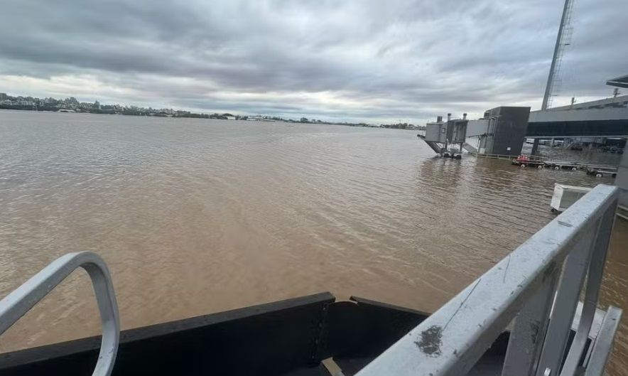 Um barco está flutuando em cima de um corpo de água inundado.
