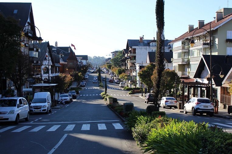 Uma rua da cidade com uma faixa de pedestres e muitos carros nela