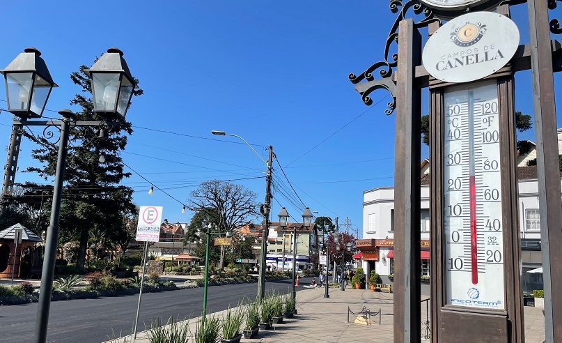 Um termômetro na beira de uma rua mostra uma temperatura de 88 graus