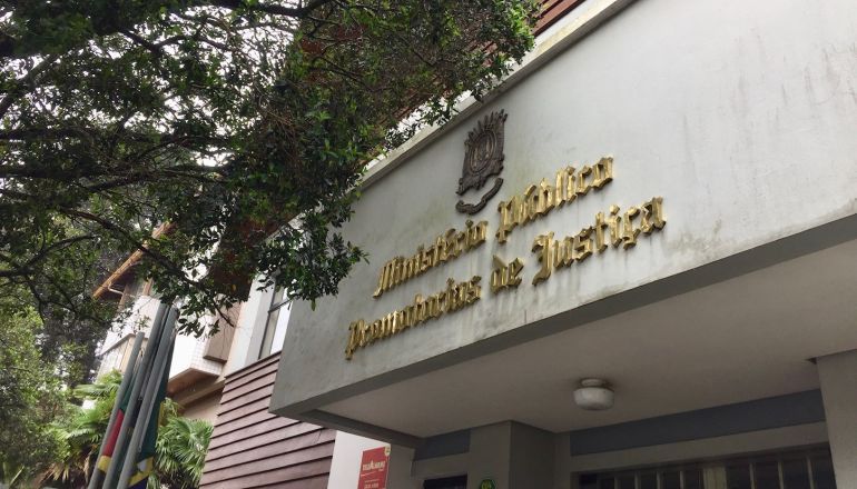 Um prédio com uma placa que diz Ministério Público