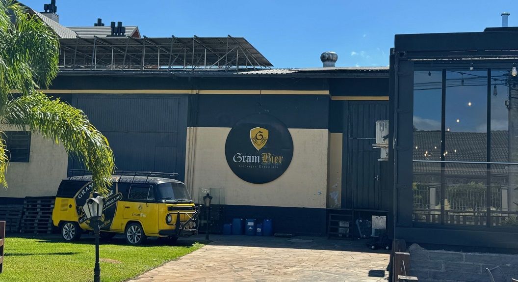 Uma van amarela está estacionada em frente a um prédio.