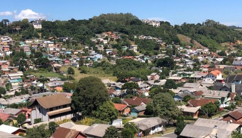 Uma vista aérea de uma pequena cidade em uma encosta