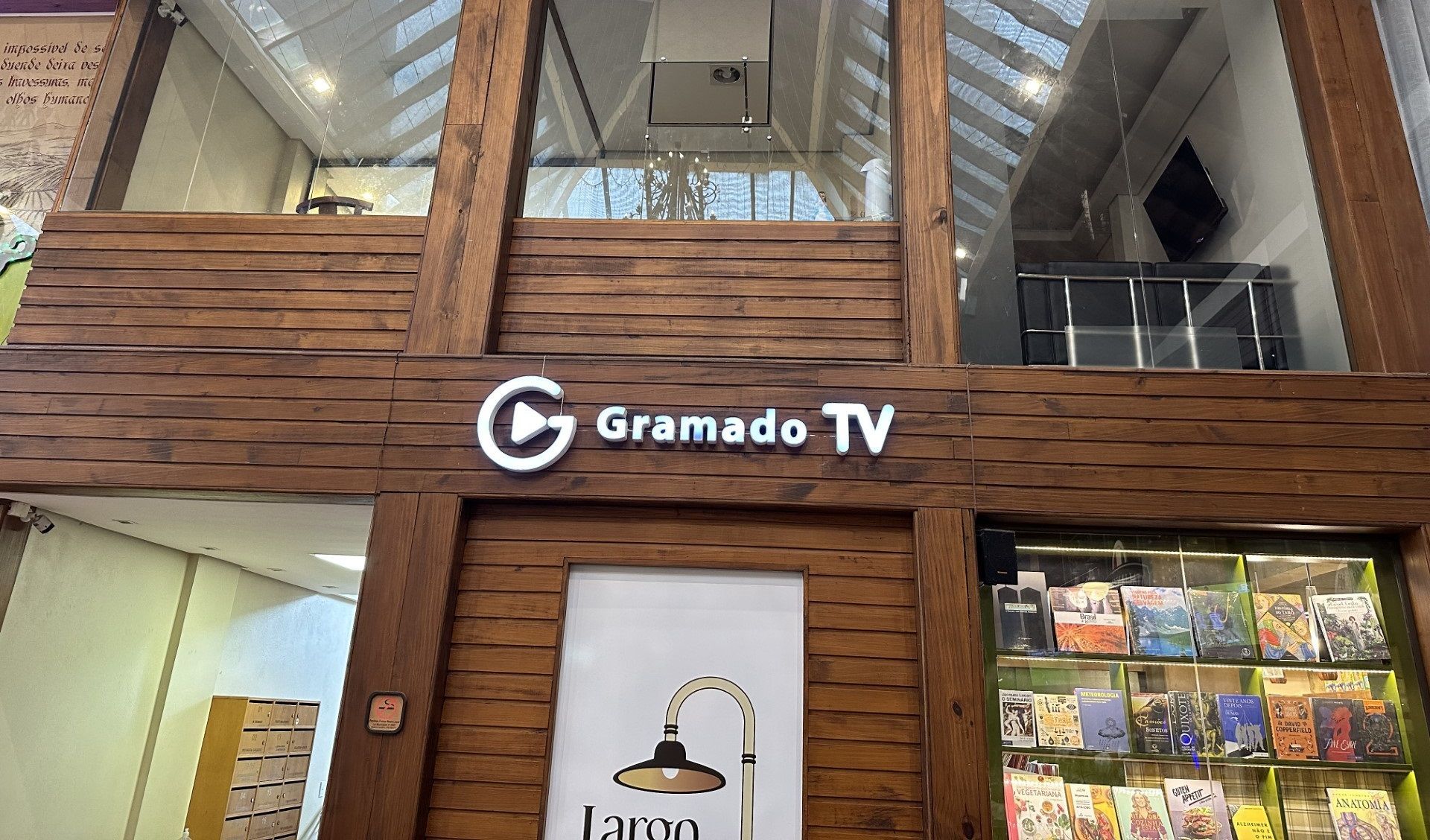 Fachada de uma loja com uma placa que diz Gramado tv