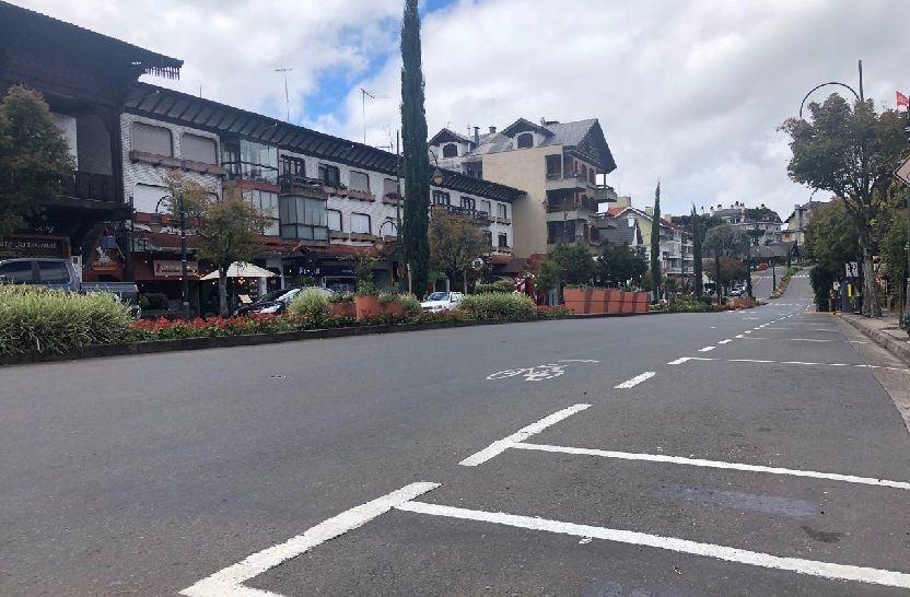 Uma rua vazia com muitos prédios ao fundo