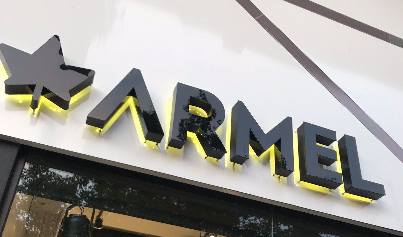 Uma frente de loja com uma placa que diz karmel