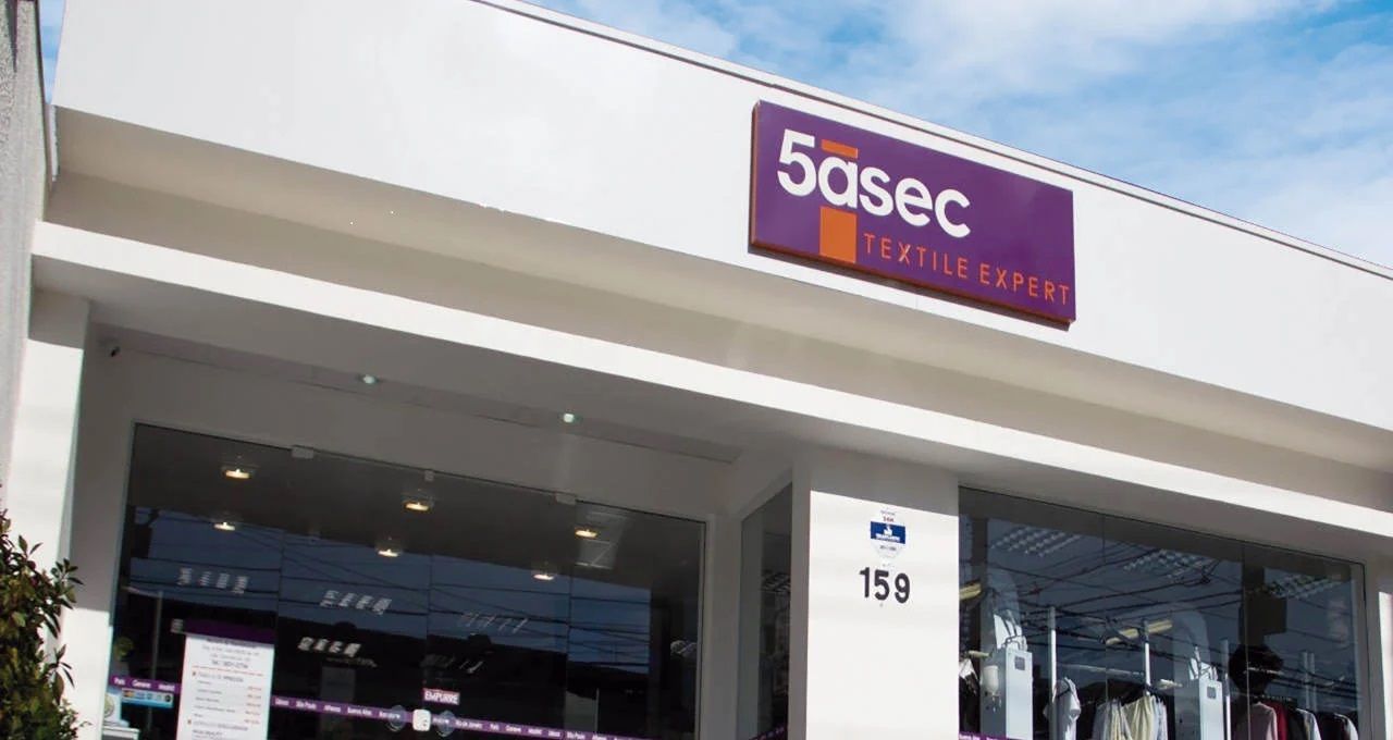 Um prédio branco com uma placa roxa que diz 5asec