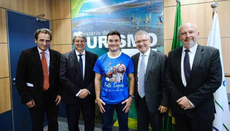 Um grupo de homens de terno e gravata posa para uma foto.