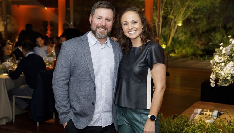 Um homem e uma mulher posam para uma foto em uma festa.