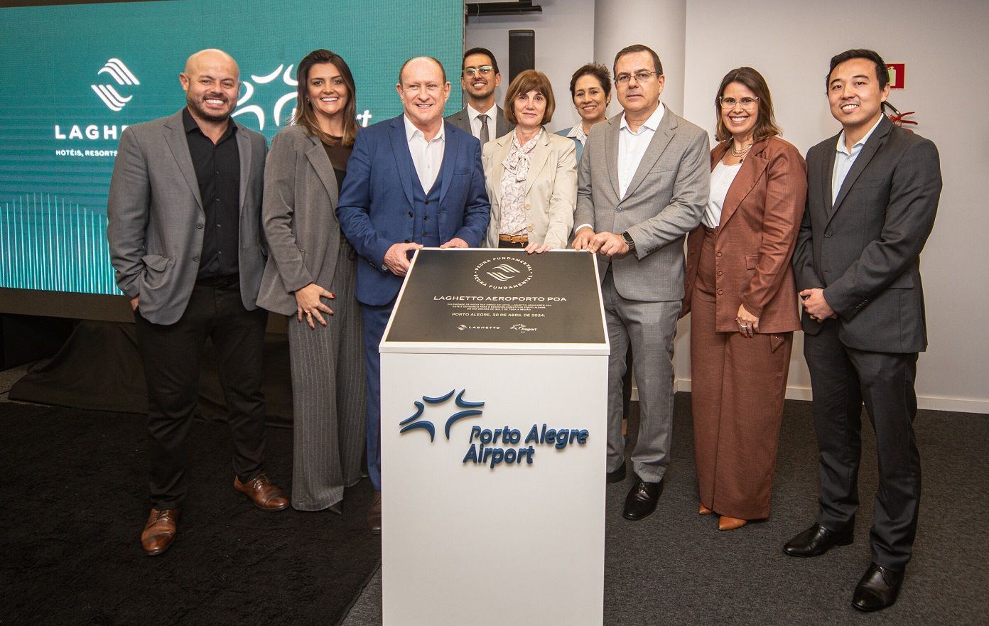 Um grupo de pessoas em volta de um botão que diz aeroporto de porto alegre