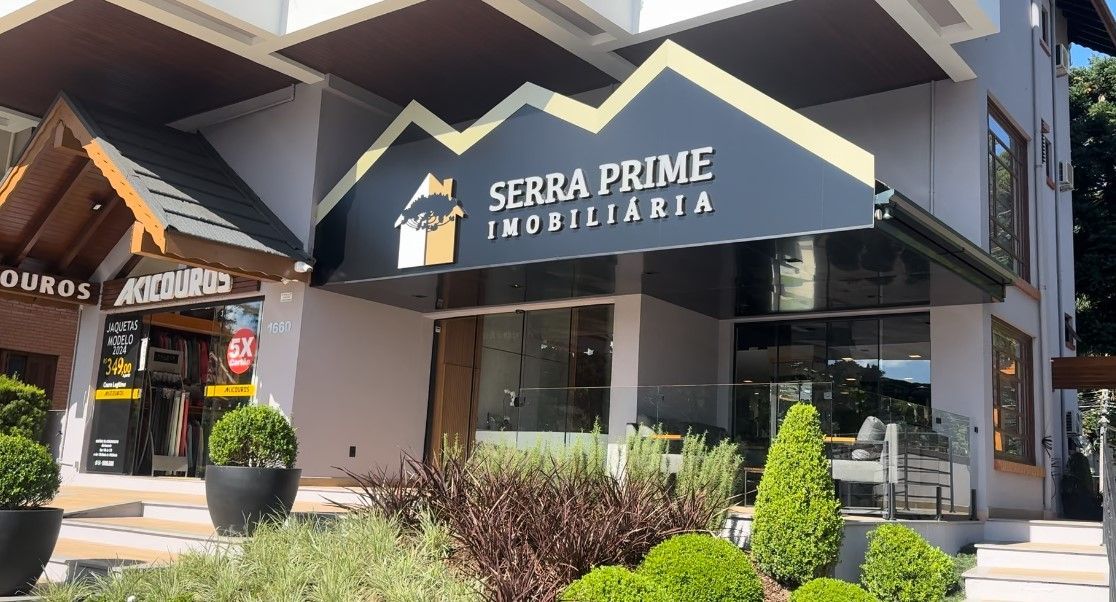 A frente de um prédio com uma placa que diz serra prime imobiliaria.