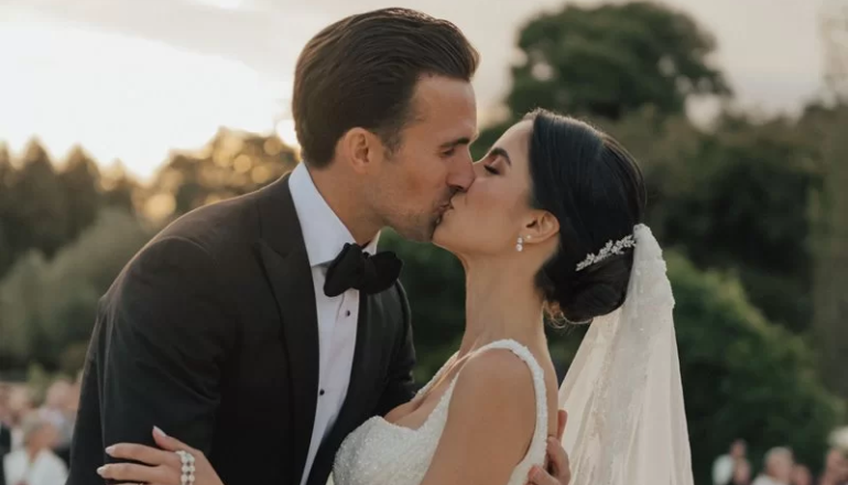 Os noivos estão se beijando no dia do casamento.