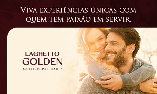 Um homem carrega uma mulher nas costas.