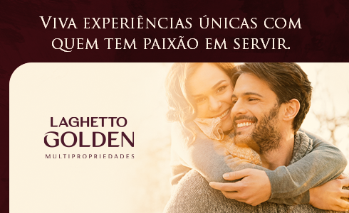Um homem e uma mulher estão se abraçando e sorrindo.